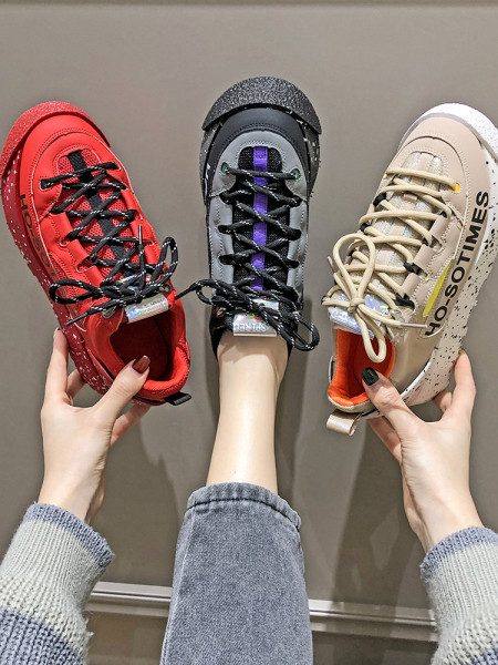 Női tornacipő új modellje magas talppal, fűzővel és felirattal