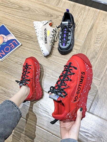 Női tornacipő új modellje magas talppal, fűzővel és felirattal