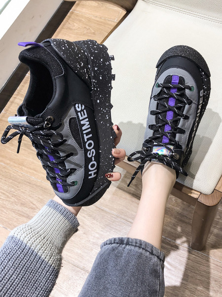 Női tornacipő új modellje magas talppal, fűzővel és felirattal