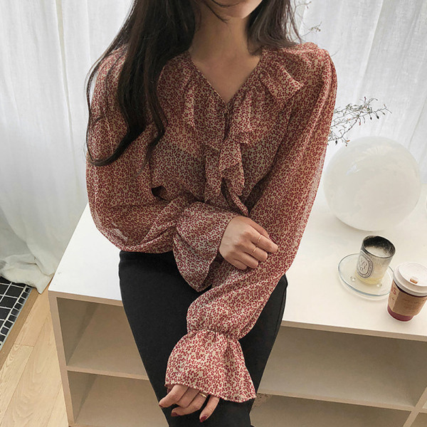 Стилна дамска риза с къдри и шпиц деколте