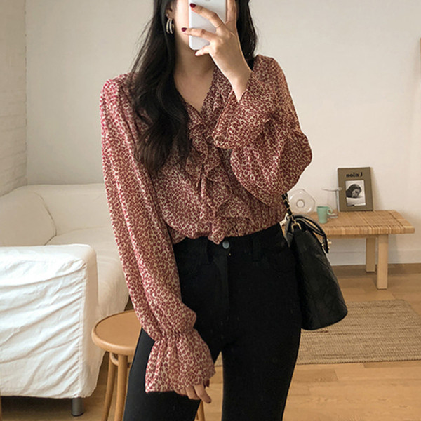 Стилна дамска риза с къдри и шпиц деколте