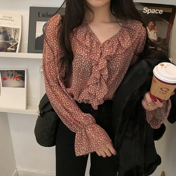 Стилна дамска риза с къдри и шпиц деколте