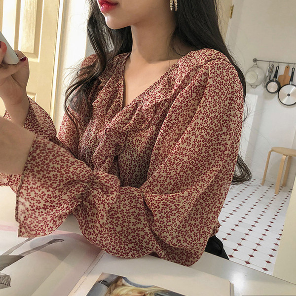 Стилна дамска риза с къдри и шпиц деколте