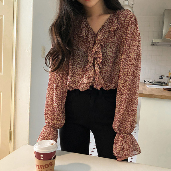 Стилна дамска риза с къдри и шпиц деколте