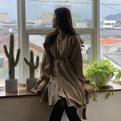 Naiste vabaaja kleit vöökoha ja ovaalse kaelusega