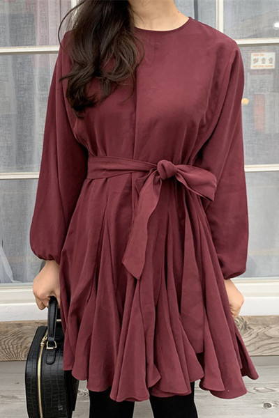 Naiste vabaaja kleit vöökoha ja ovaalse kaelusega