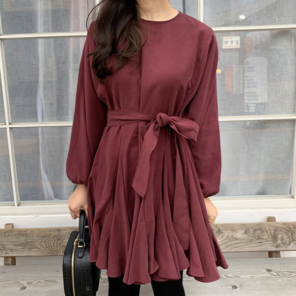 Naiste vabaaja kleit vöökoha ja ovaalse kaelusega