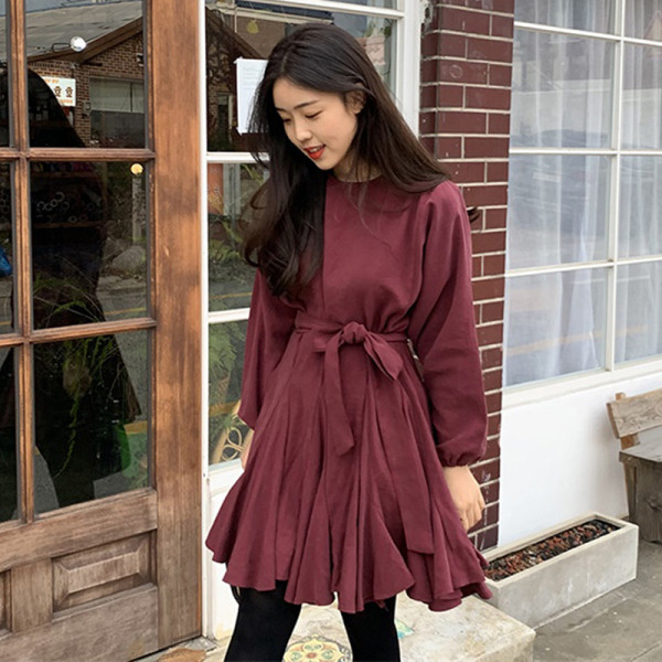 Naiste vabaaja kleit vöökoha ja ovaalse kaelusega