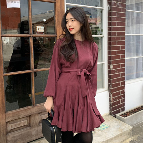 Naiste vabaaja kleit vöökoha ja ovaalse kaelusega