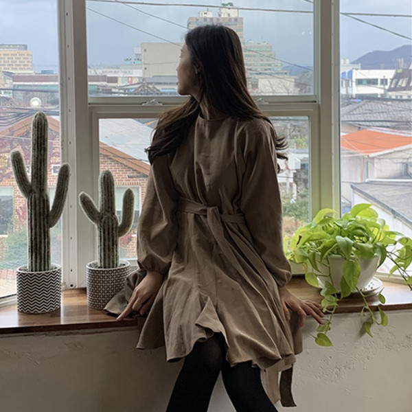 Naiste vabaaja kleit vöökoha ja ovaalse kaelusega