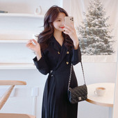 Moodne naiste pikk kleit pikkade varrukatega ja spitsikaelusega