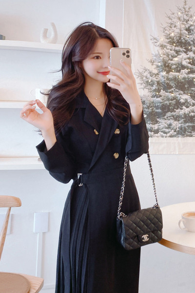 Moodne naiste pikk kleit pikkade varrukatega ja spitsikaelusega