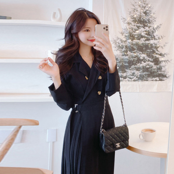 Moodne naiste pikk kleit pikkade varrukatega ja spitsikaelusega