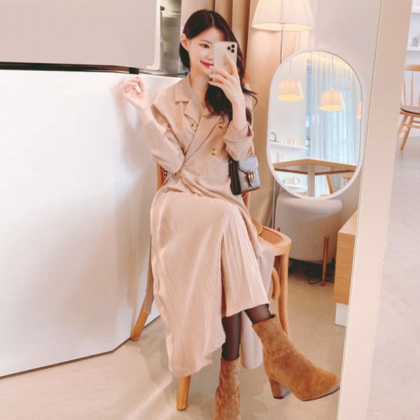 Moodne naiste pikk kleit pikkade varrukatega ja spitsikaelusega