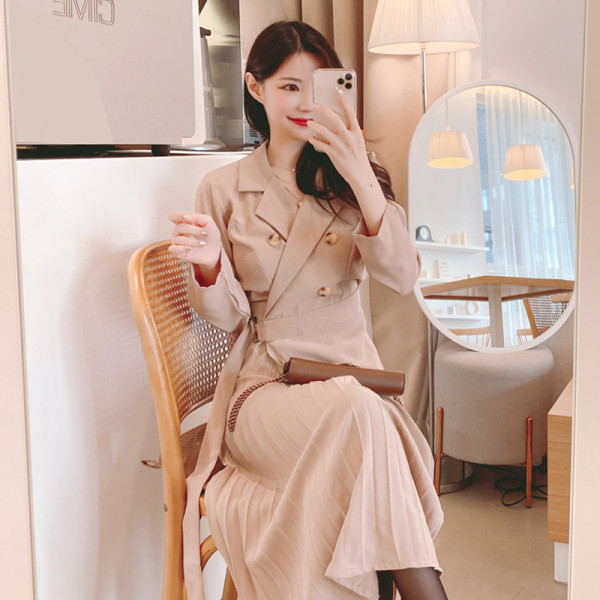 Moodne naiste pikk kleit pikkade varrukatega ja spitsikaelusega