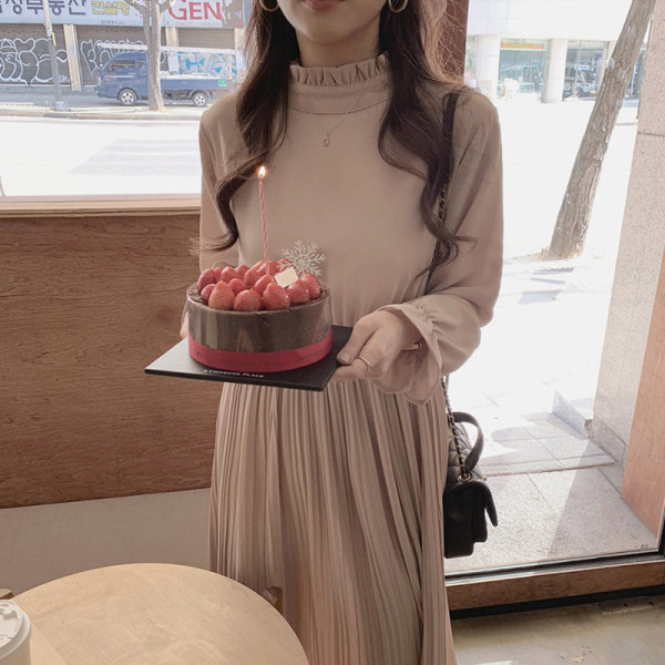 Moodne naiste pikk kleit pikkade varrukate ja kõrge kraega