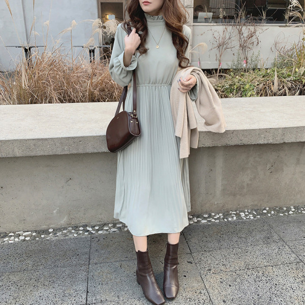 Moodne naiste pikk kleit pikkade varrukate ja kõrge kraega