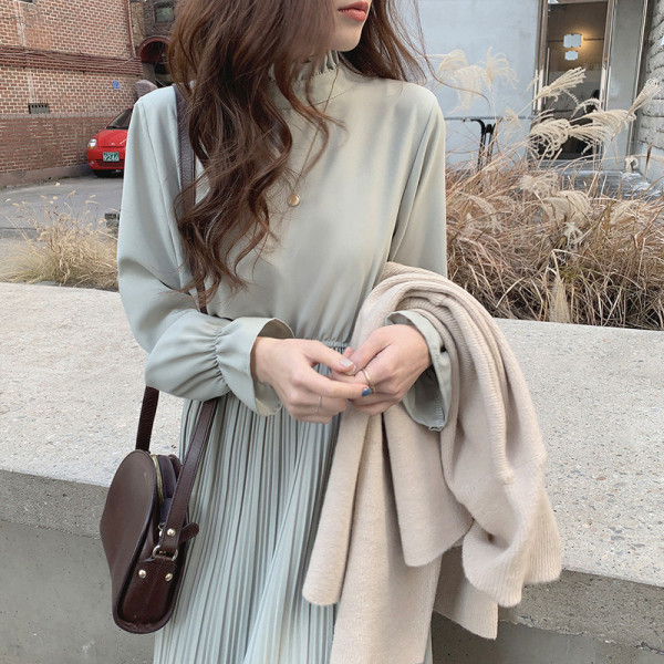 Moodne naiste pikk kleit pikkade varrukate ja kõrge kraega