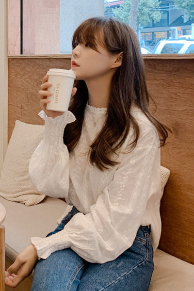 Moodne valge ovaalse dekoltee ja pikkade varrukatega naiste särk