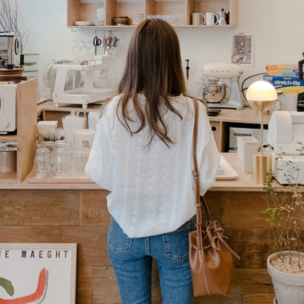 Moodne valge ovaalse dekoltee ja pikkade varrukatega naiste särk