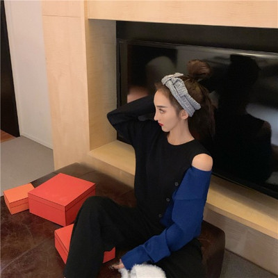 Kéttónusú női blúz leejtett ujjakkal és gombokkal