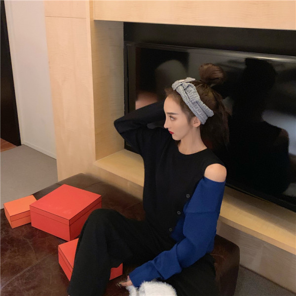 Kéttónusú női blúz leejtett ujjakkal és gombokkal