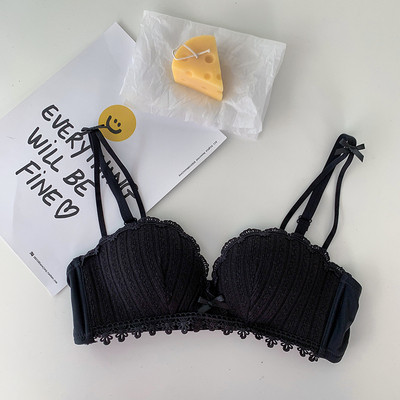 Ženski grudnjak s čipkom i trakom na naramenicama