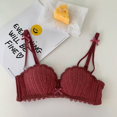 Ženski grudnjak s čipkom i trakom na naramenicama