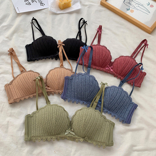 Ženski grudnjak s čipkom i trakom na naramenicama