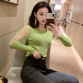 Modern női blúz puffos ujjakkal, tüll és ovális nyakkivágással