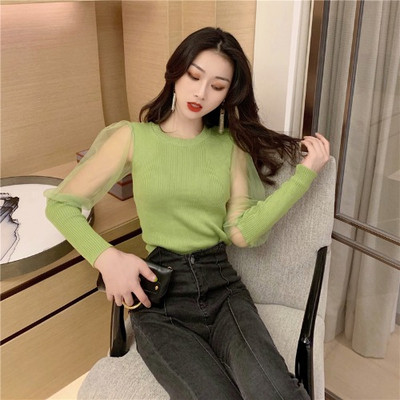 Modern női blúz puffos ujjakkal, tüll és ovális nyakkivágással