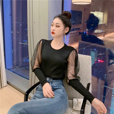 Modern női blúz puffos ujjakkal, tüll és ovális nyakkivágással