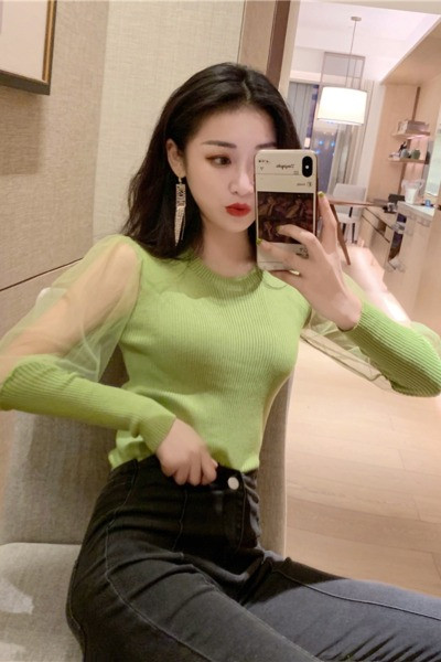 Modern női blúz puffos ujjakkal, tüll és ovális nyakkivágással