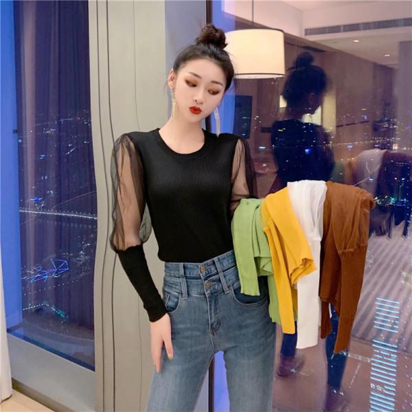 Modern női blúz puffos ujjakkal, tüll és ovális nyakkivágással