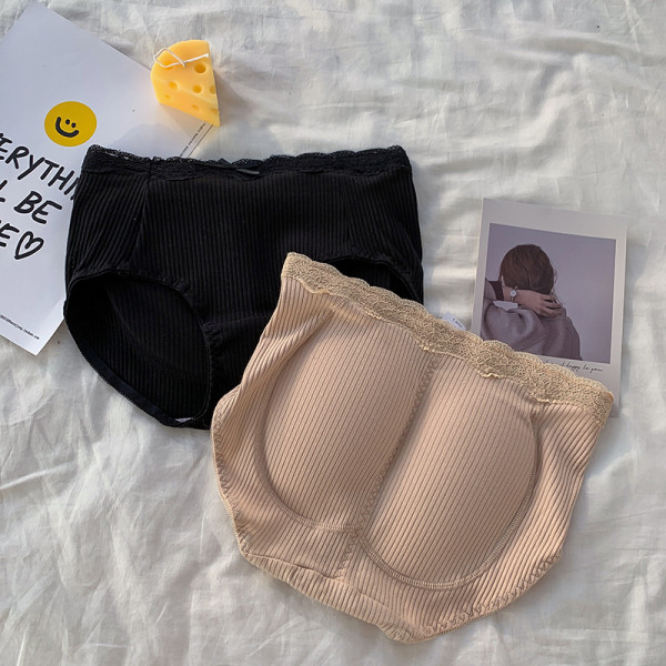 Fehérnemű csipkével és betétekkel az alakformáló hatás érdekében