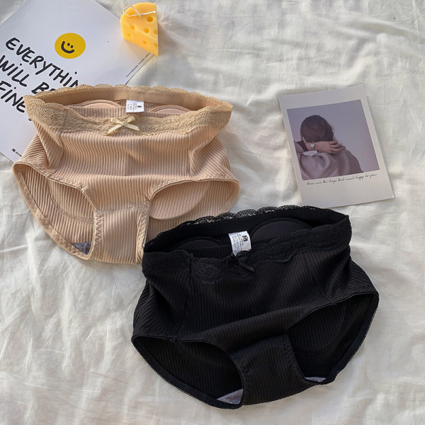 Fehérnemű csipkével és betétekkel az alakformáló hatás érdekében