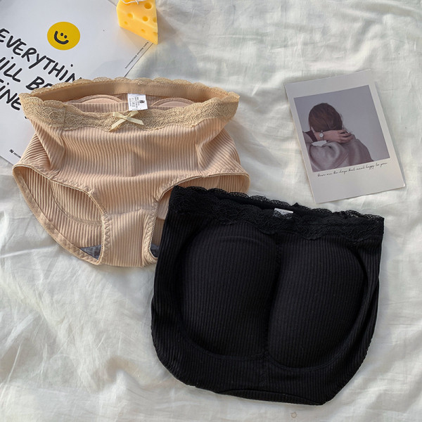 Fehérnemű csipkével és betétekkel az alakformáló hatás érdekében