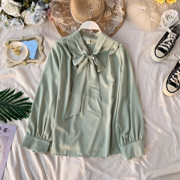 Modern női ing gallérján szalaggal és hosszú ujjal