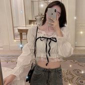 Moodne naiste alandatud varrukatega pluus pitsiga