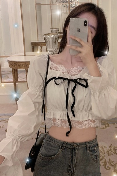 Moodne naiste alandatud varrukatega pluus pitsiga