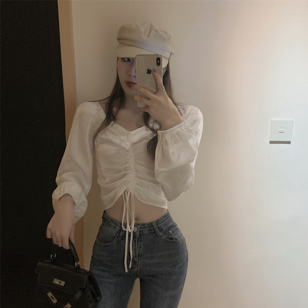 Lühike naiste pluus, millel on volditud esiosa ja lipsud