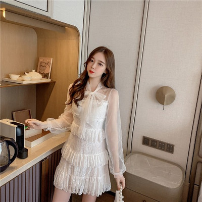 Tavaszi női ruha csipkéből és tüllből, gallérral