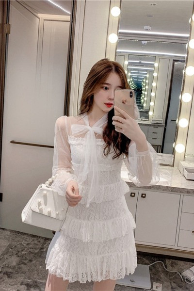 Tavaszi női ruha csipkéből és tüllből, gallérral