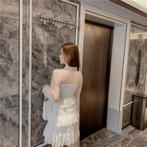 Tavaszi női ruha csipkéből és tüllből, gallérral