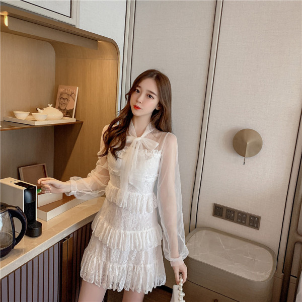 Tavaszi női ruha csipkéből és tüllből, gallérral