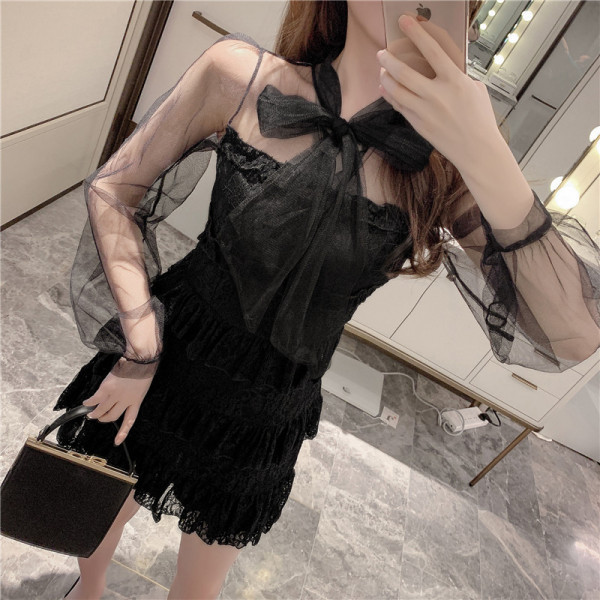 Tavaszi női ruha csipkéből és tüllből, gallérral