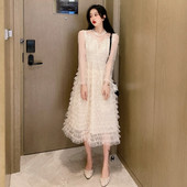 Női csipkeruha alacsony gallérral a nyakban