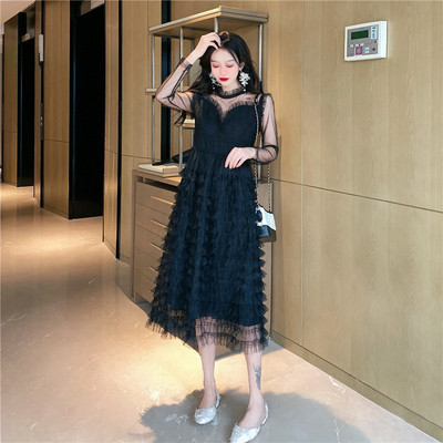 Női csipkeruha alacsony gallérral a nyakban