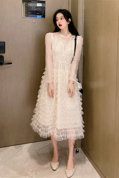 Női csipkeruha alacsony gallérral a nyakban