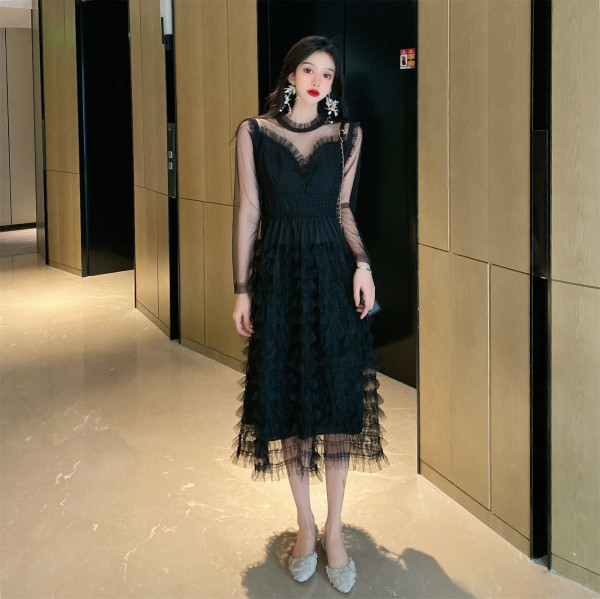 Női csipkeruha alacsony gallérral a nyakban